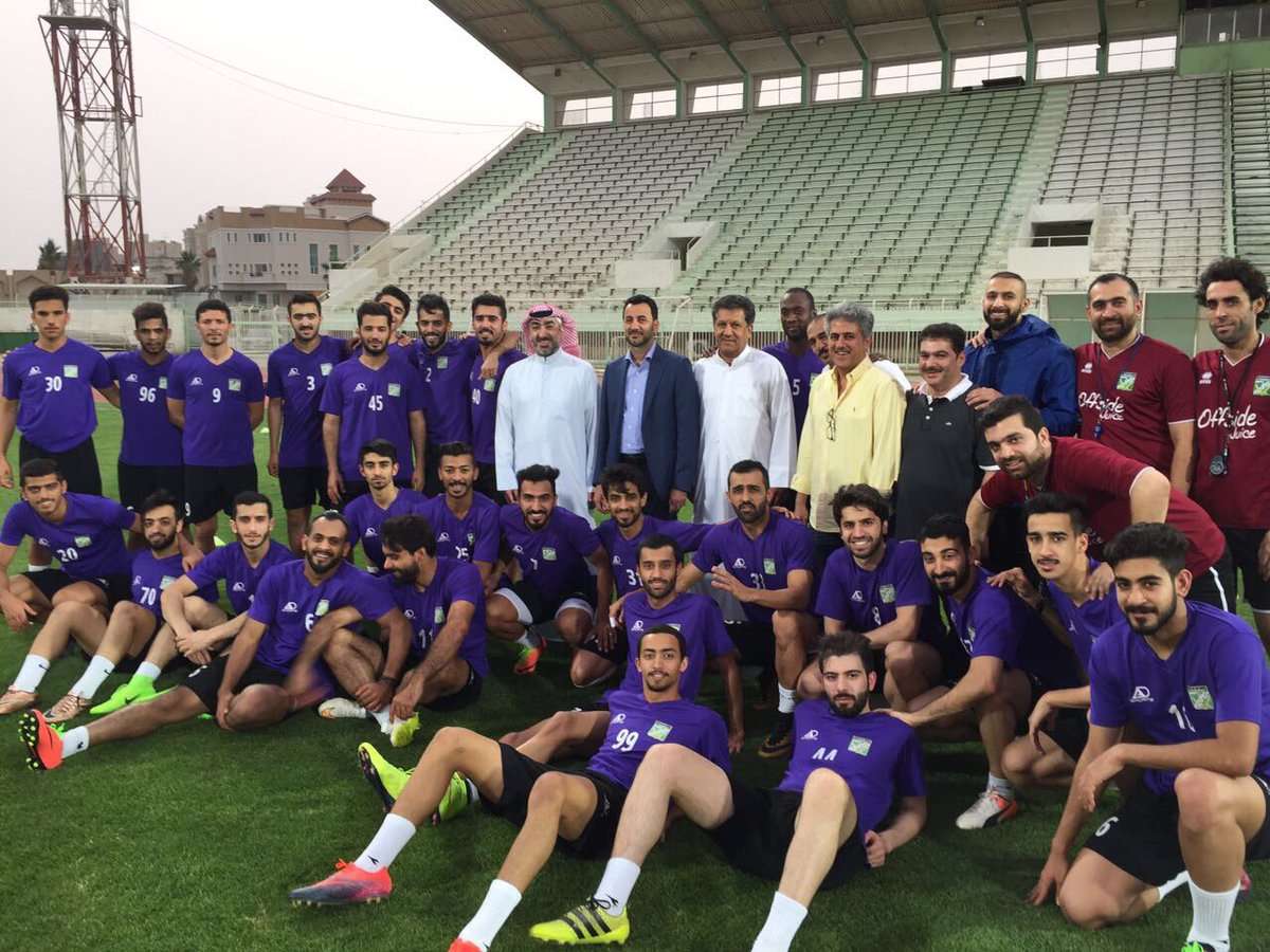 صورة جماعية  للوزير رفقة فريق العربي