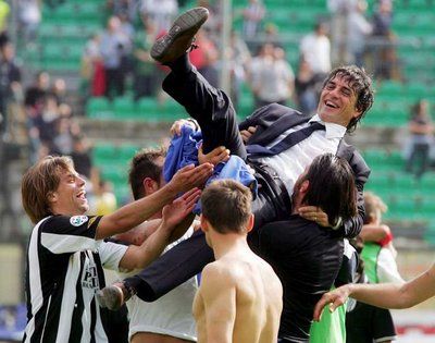 لاعبي نادي سيينا يحملون بيريتا بعد الفوز على يوفنتوس في مايو 2008