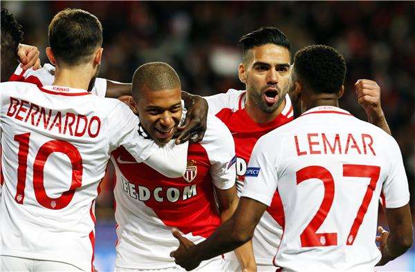 مبابي وسط لاعبي موناكو