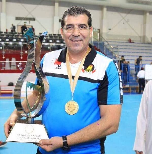 رياض الصانع يحمل كاس البحرين لليد