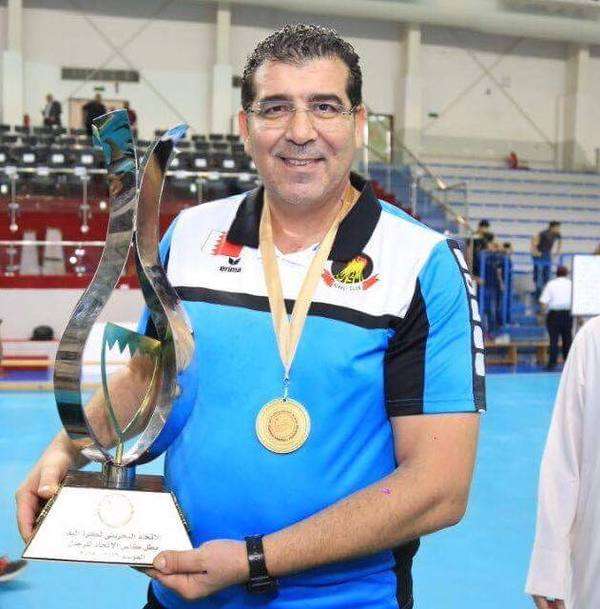 رياض الصانع يحمل كاس البحرين لليد