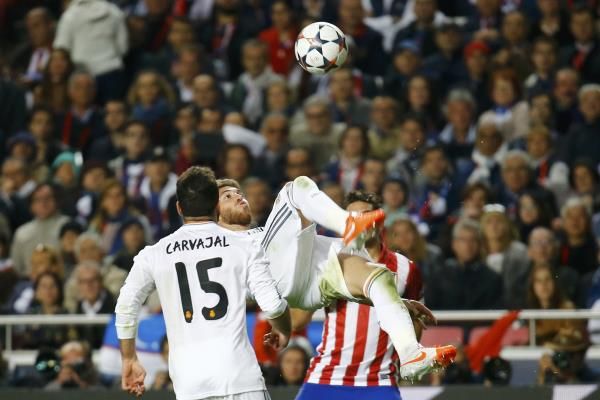 كارفاخال خلال مباراة ريال مدريد وأتلتيكو
