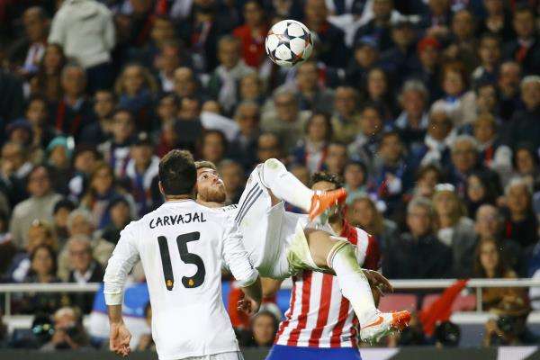 كارفاخال خلال مباراة ريال مدريد وأتلتيكو