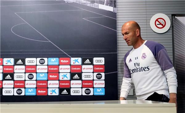 زين الدين زيدان خلال المؤتمر الصحفي