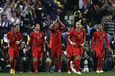 فرحة لاعبي البرتغال بفوز منتخبهم بلقاء امس ضد البوسنة