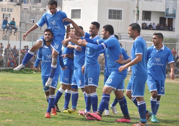 القاضي محمولا يحتفل بهدف المباراة الوحيد للشباب