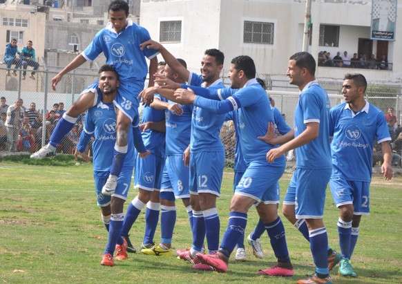 القاضي محمولا يحتفل بهدف المباراة الوحيد للشباب