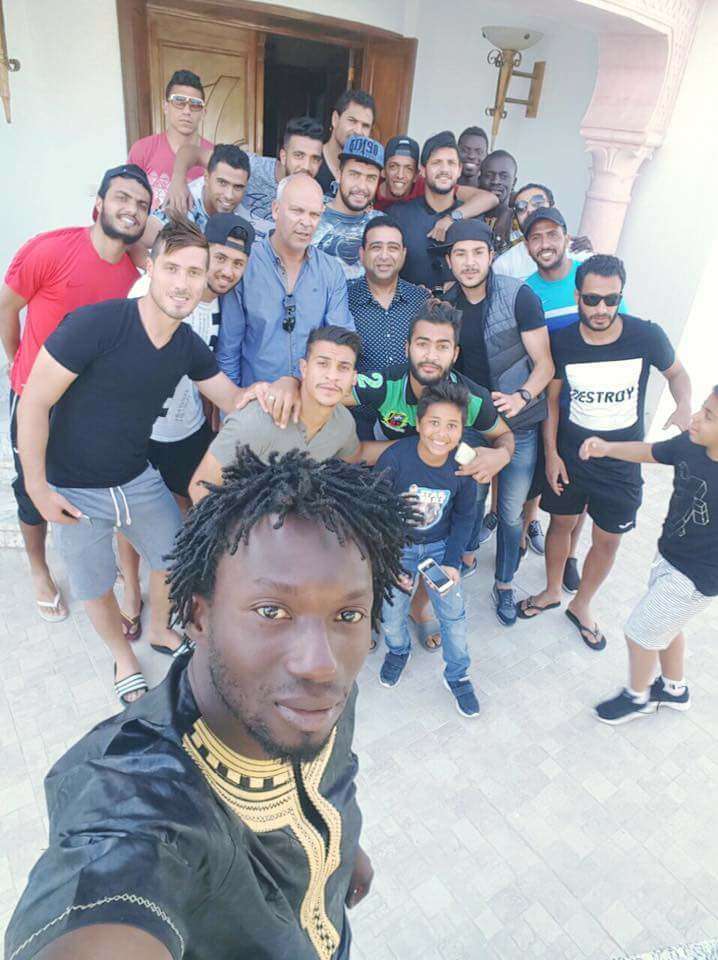 لاعبو الملعب القابسي مع رئيس النادي صابر الجماعي