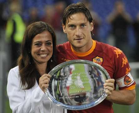 روزيلا سينسي بجانب توتي