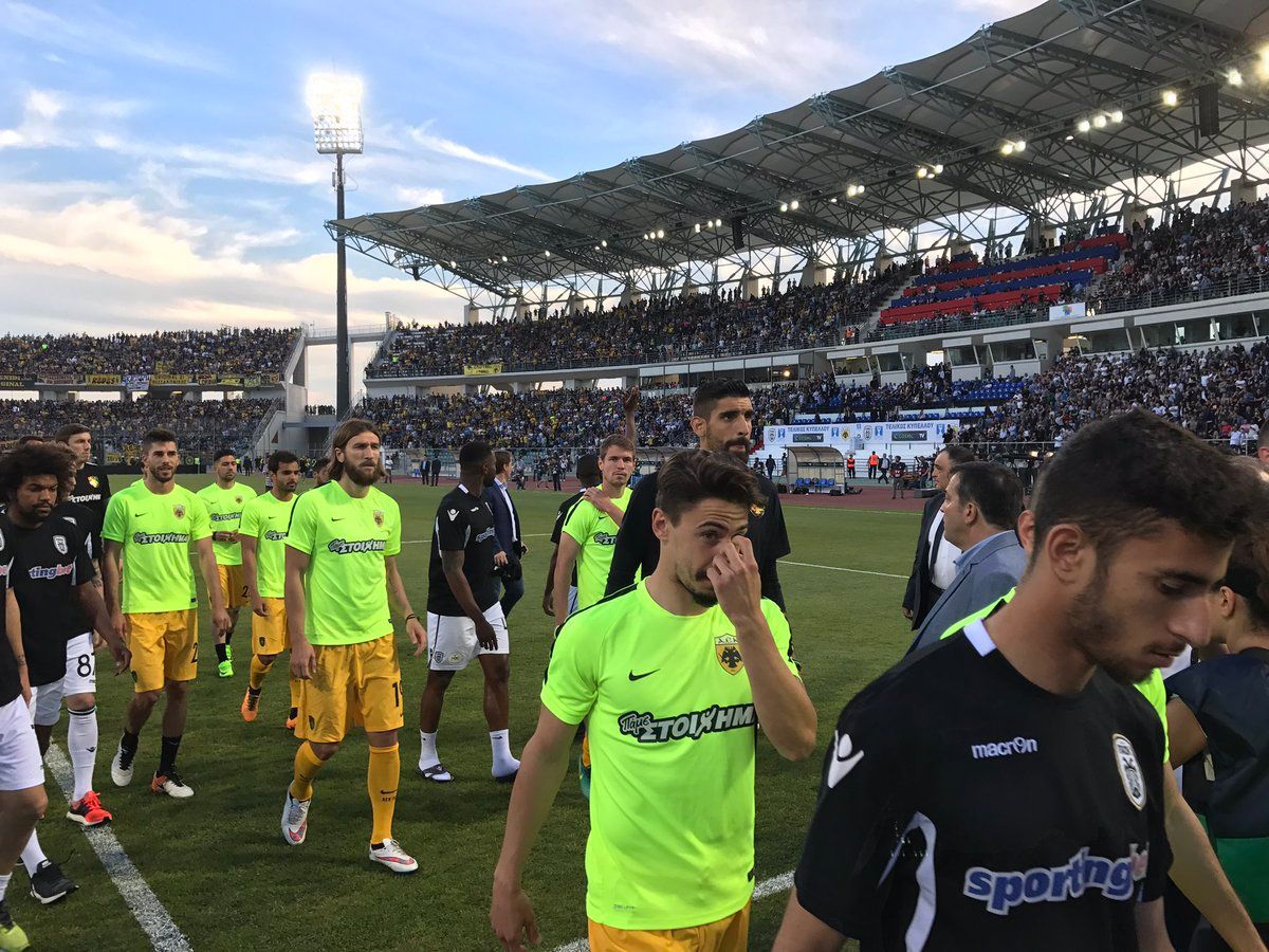 الفريقان قبل انطلاق اللقاء