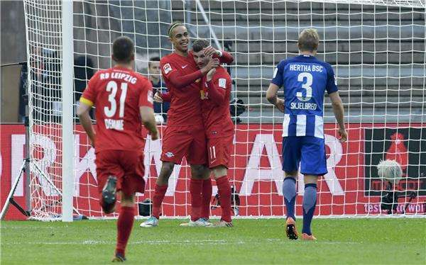 لاعبو لايبزيج يحتفلون بأحد الأهداف