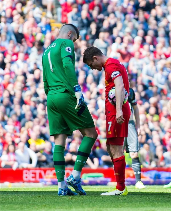 ميلنر مع فورستر قبل تسديد ركلة الجزاء