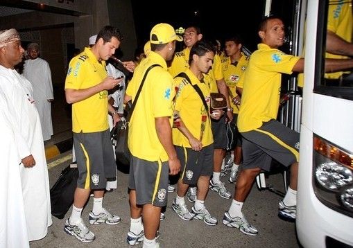 استقبال حافل للمنتخب البرازيلي في مطار مسقط الدولي
