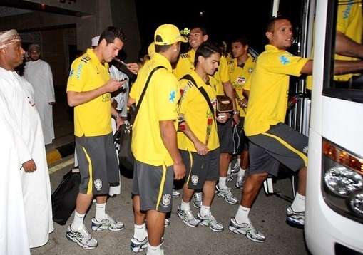 استقبال حافل للمنتخب البرازيلي في مطار مسقط الدولي