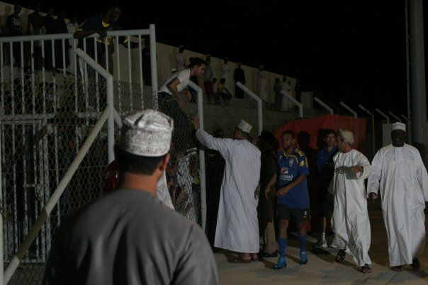 تحية خاصة من الجمهور للنجم البرازيلي روبينيو