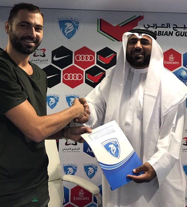 النادي الإماراتي جدد عقد مدربه ولاعبيه