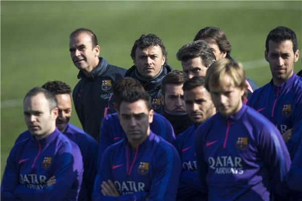 لويس إنريكي وسط لاعبي برشلونة