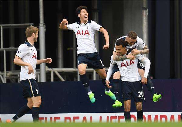 لاعبو توتنهام