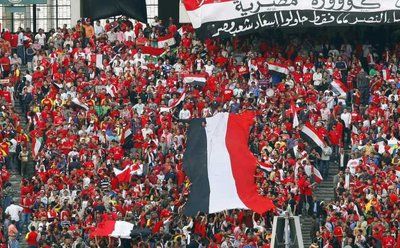 مشجعون مصريون و فوقهم لافتة أعضاء كووورة مصرية