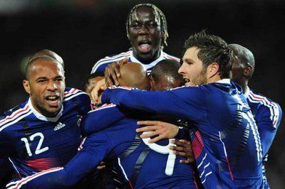 فرحة لاعبي المنتخب الفرنسي بهدف بلال انيلكا ضد ايرلندا