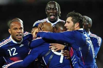 فرحة لاعبي المنتخب الفرنسي بهدف بلال انيلكا ضد ايرلندا