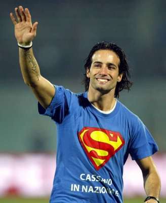 بيع قميص المشجع الإيطالي المساند لكاسانو في مزاد خيري