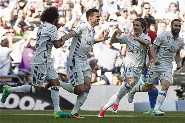 بيبي مع لاعبي ريال مدريد