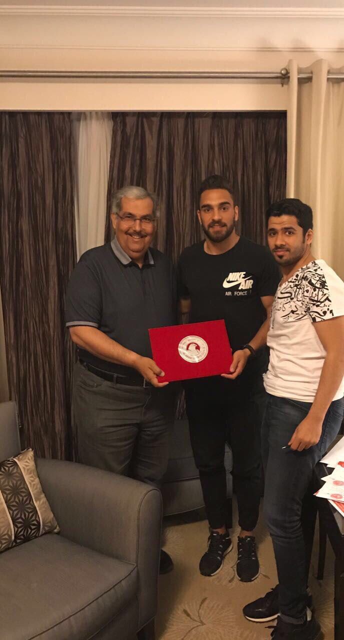 أثناء توقيع العقد