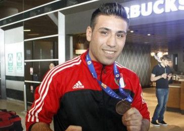 الملاكم حسين عشيش