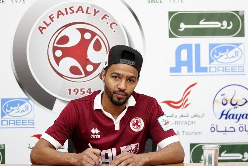 عمر عبدالعزيز أثناء تجديده العقد