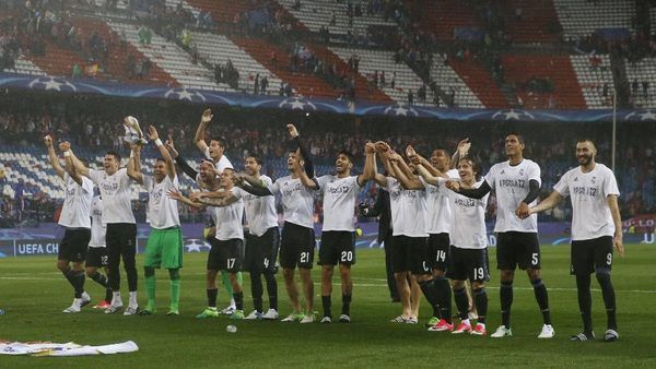 لاعبو الريال يحتفلون مع جماهيرهم