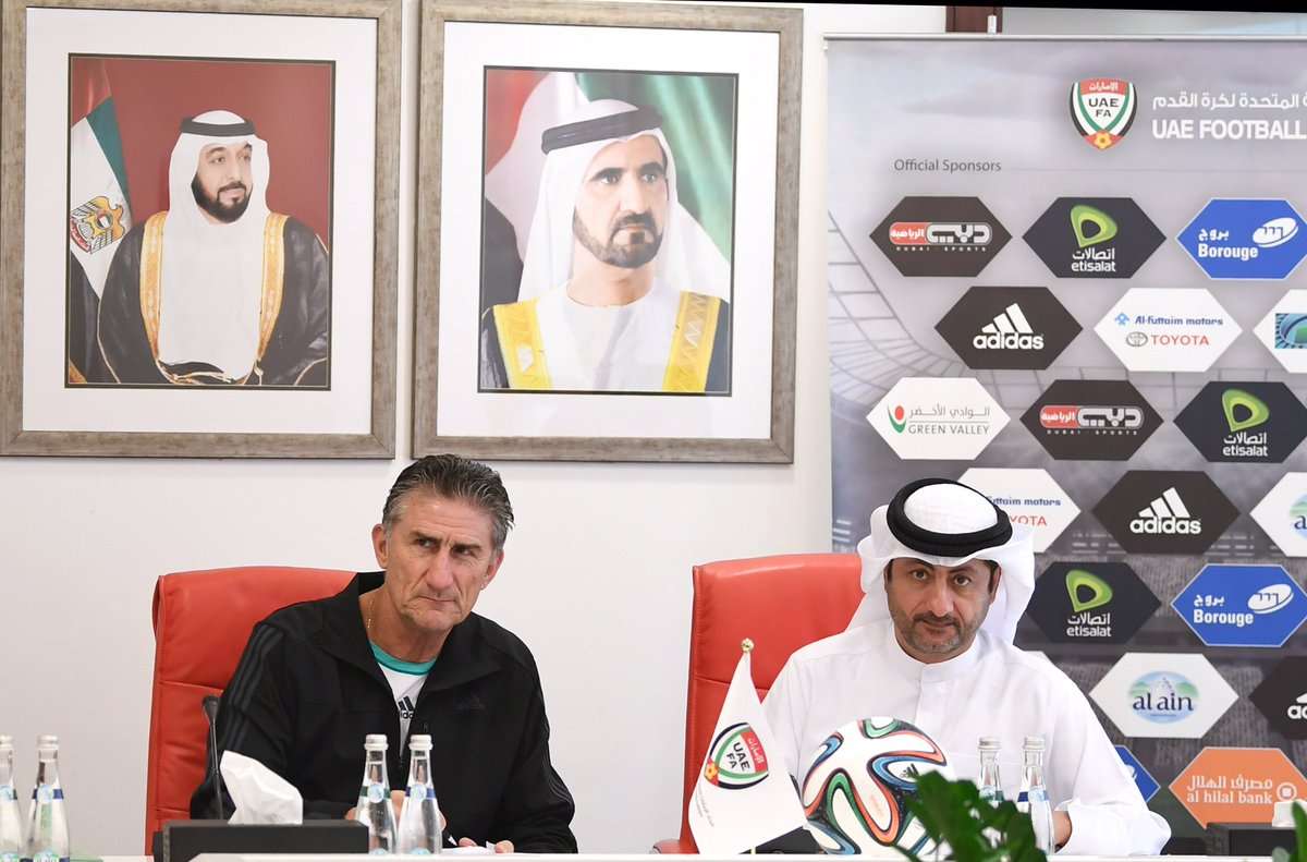 باوزا عند توقيع العقد