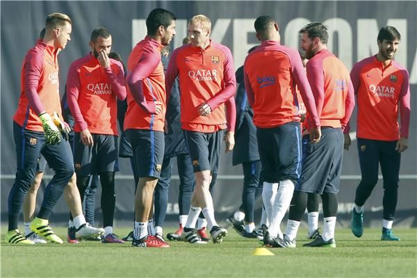 تير شتيجن بين زملائه في تدريبات برشلونة