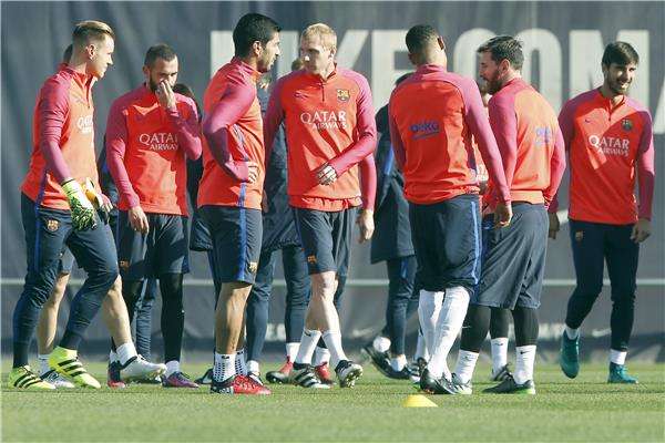 تير شتيجن بين زملائه في تدريبات برشلونة
