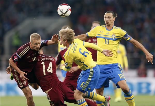 إبرا بقميص السويد