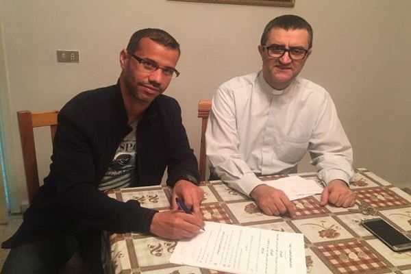 أثناء توقيع المدرب على العقد