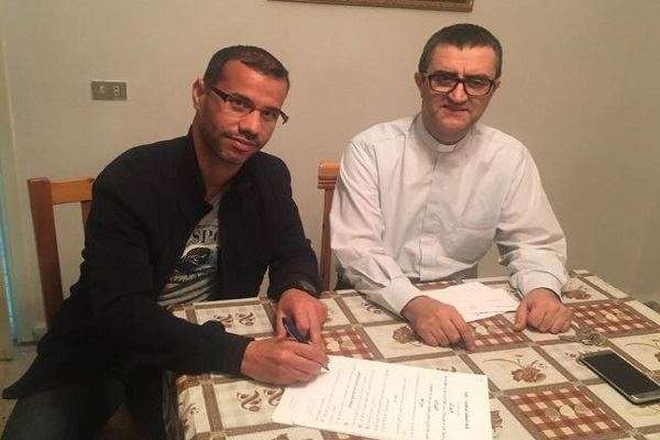أثناء توقيع المدرب على العقد