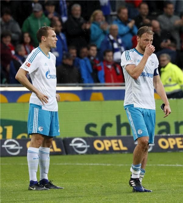 بادشتوبر بقميص شالكه