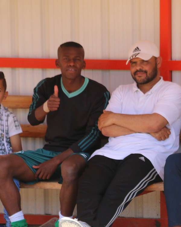 المدرب محمود المزين مع لاعبه هلال الغواش