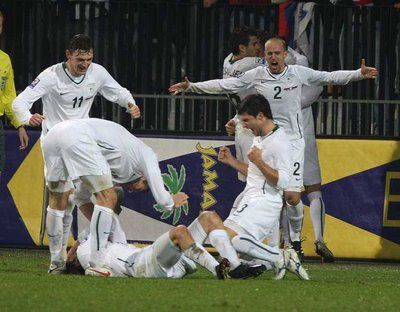 فرحة سلوفينيا بتسجيل هدف الفوز في روسيا