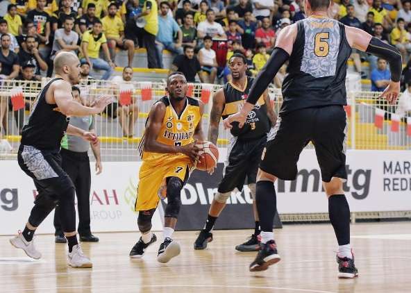 لقطة من مباراة الأهلي البحريني والإتحاد السعودي