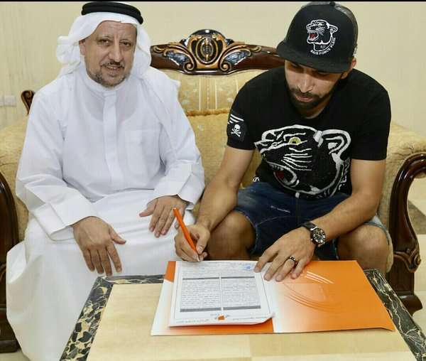 اللاعب أثناء توقيع العقد