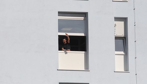 اللاعب خلال مشاهدته لفريقه