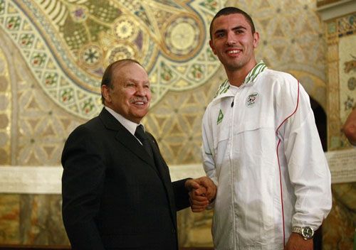 عنتر يحي صاحب الهدف الأغلى يتلقى التهنئة من رئيس الجمهورية