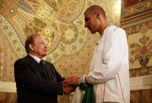 السيد الرئيس يشكر الحارس فوزي شاوشي رجل المقابلة الفاصلة