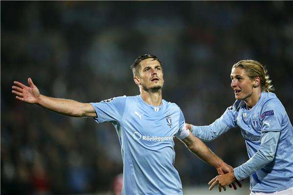 باول كيبيكي إلى اليمين