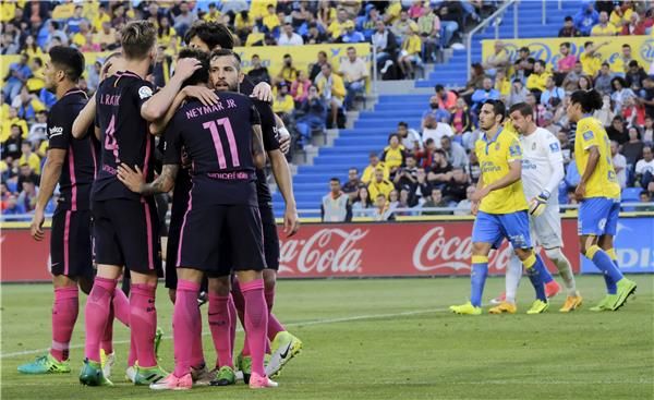 لاعبو برشلونة يحتفلون أمام لاس بالماس