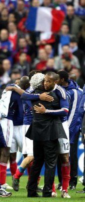 الفرنسي تييري هنري يتلقى التهنئة من مدربه عقب التأهل لمونديال 2010