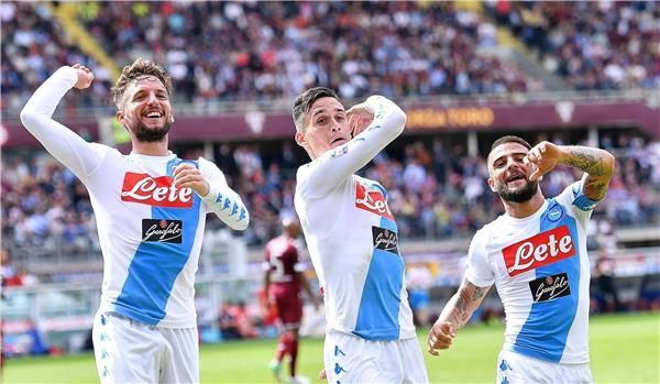 ميرتينز إلى اليسار