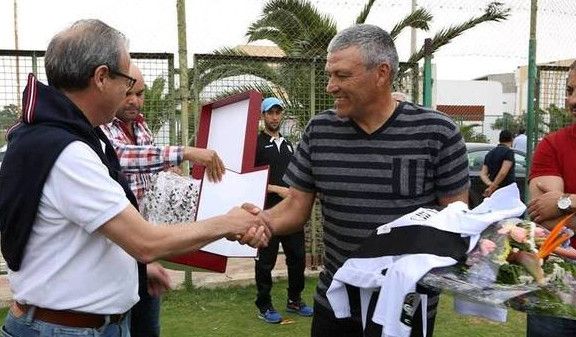 رئيس الصفاقسي يكرم المدرب الارجنتيني نستور كلاوزن